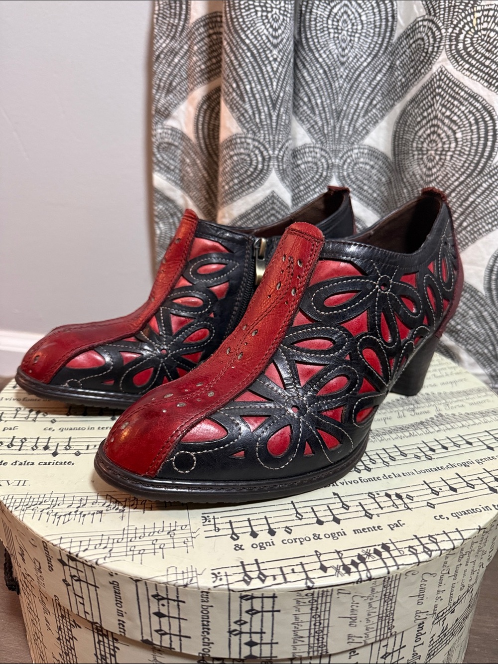L'Artiste Spring Step Arabella Red Black Leather Cutout Floral Booties Heeled 40